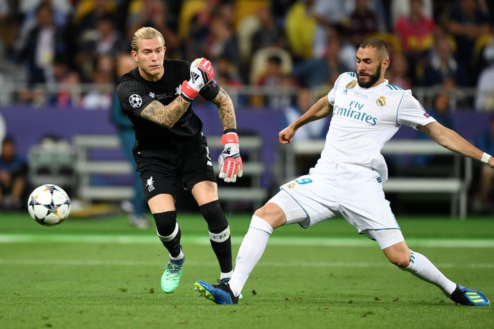 Karim Benzema skorar eftir mistök Loris Karius í úrslitaleik Meistaradeildar Evrópu 2018.