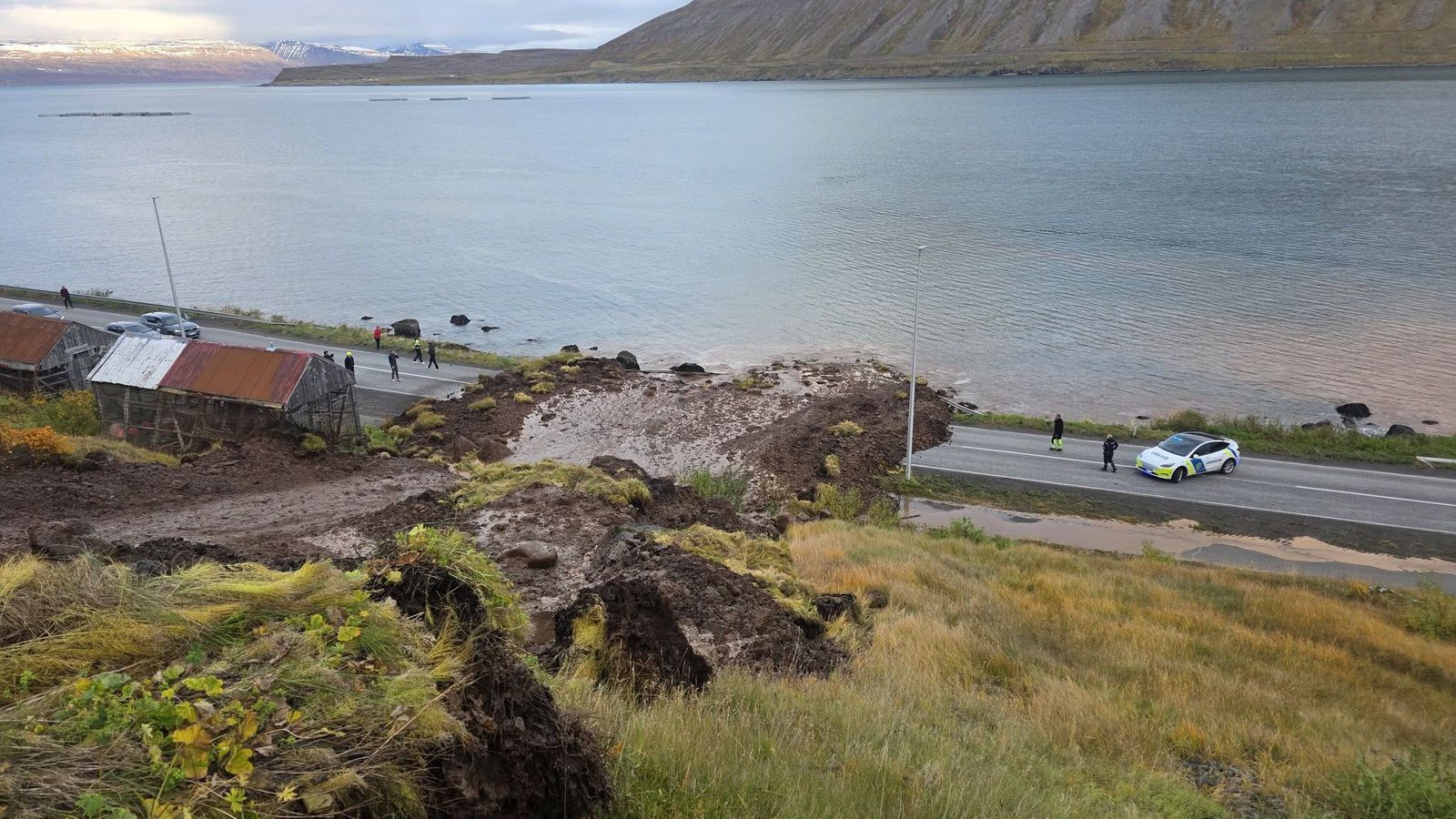 Aur­skriða féll á veginn og honum lokað