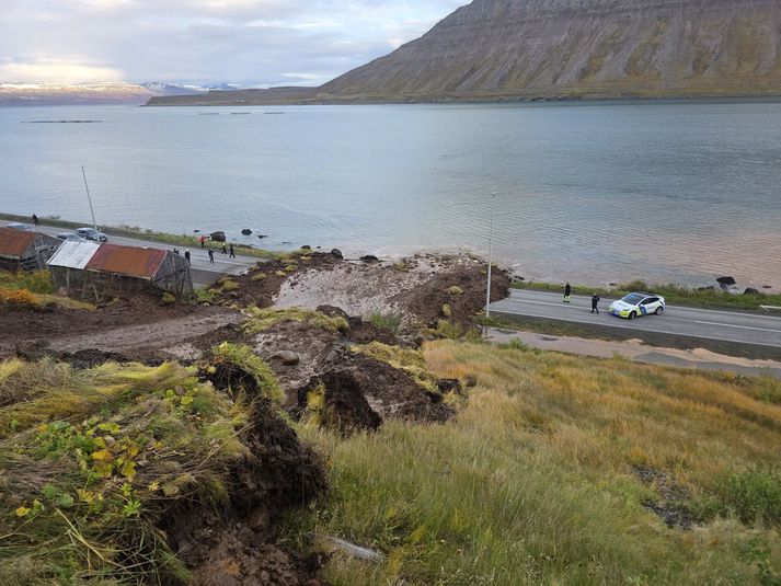 Aurskriða féll yfir veginn eins og sjá má á meðfylgjandi mynd.