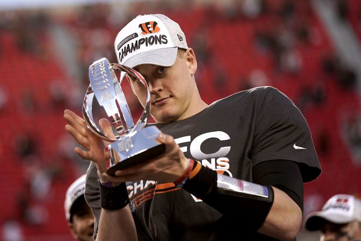 Joe Burrow með bikarinn sem Cincinnati Bengals fékk fyrir sigur í Ameríkudeildinni.