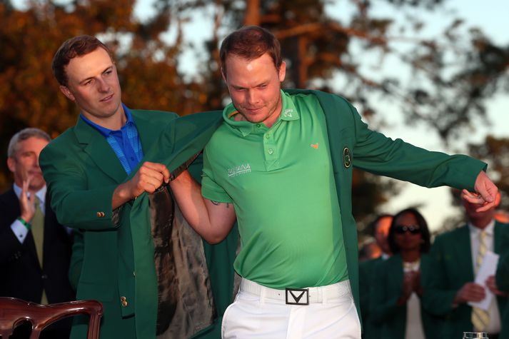 Jordan Spieth kastaði frá sér sigrinum á Mastersmótinu í fyrra og þurfti síðan að klæða sigurvegarann, Danny Willett, í græna jakkann enda hlutverk sigurvegara ársins á undan.