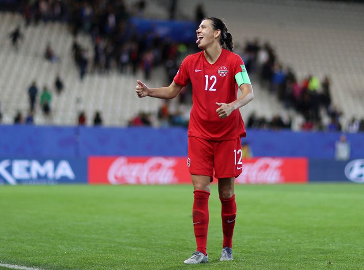 Christine Sinclair fagnar sigri með kandadíska landsliðinu.