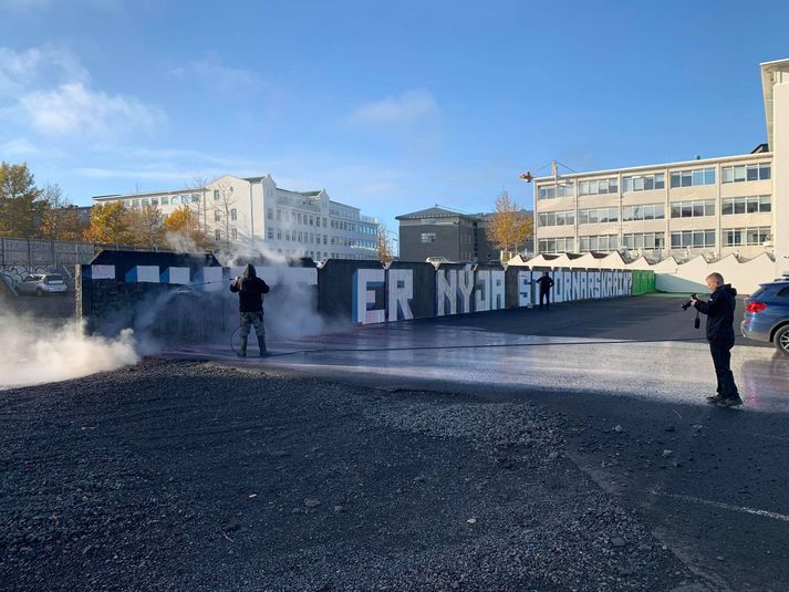 Áletrunin háþrýstiþvegin af veggnum í dag. Skiltamálun Reykjavíkur og félagar máluðu verkið á vegginn á laugardag, fyrir tveimur sólarhringum