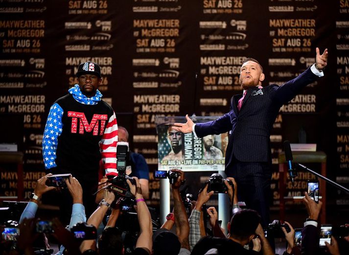 Mayweather og McGregor á sviðinu.