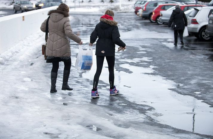 Búast má við suðvestlægum áttum með úrkomu en léttir til fyrir norðan og austan á laugardag. 