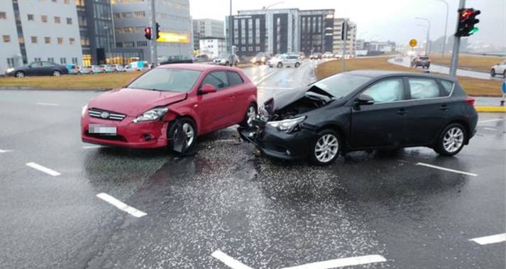 Farþegar og ökumenn bílanna voru fluttir á slysadeild til aðhlynningar eftir slysið.