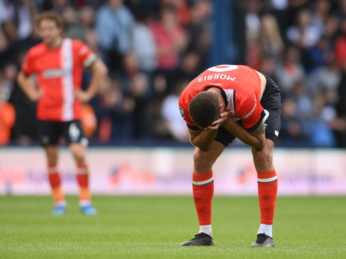 Markaskorarinn Carlton Morris svekktur að Luton hafi aðeins náð einu stigi í leiknum gegn Wolves.
