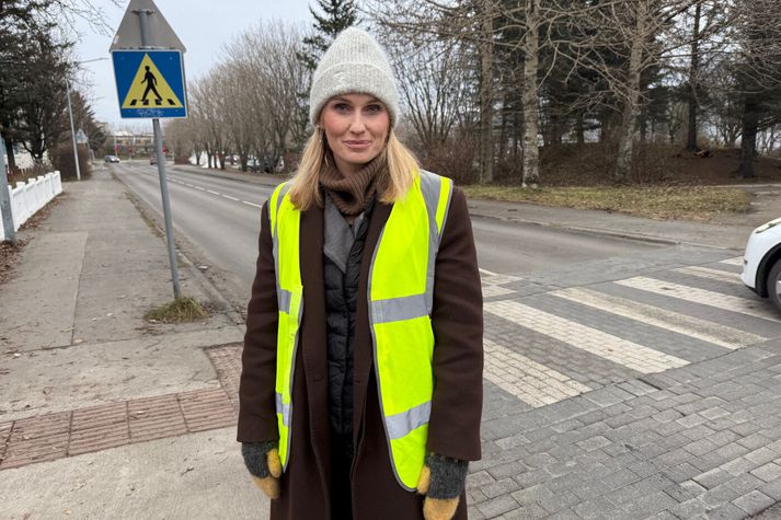 Margrét Rós Sigurjónsdóttir móðir þriggja barna í Laugarneshverfi sem tók að sér gangbrautargæslu eftir að keyrt var á hóp barna við Reykjaveg.