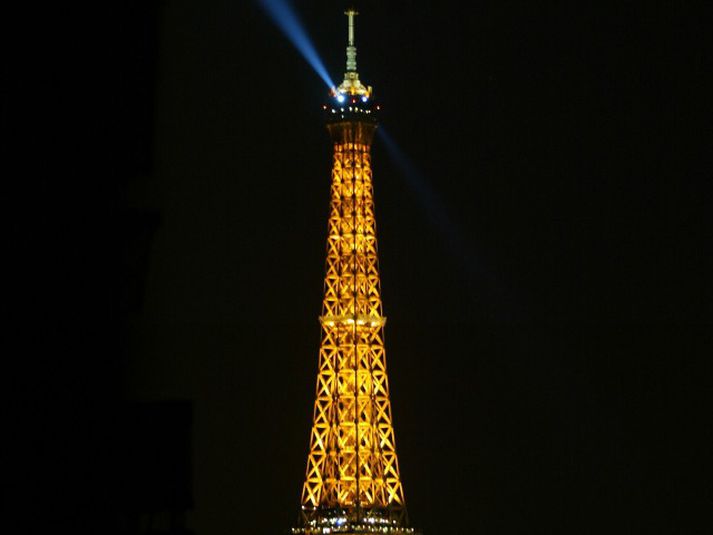Loka þurfti Eiffelturninum vegna óveðurs í dag. Mynd/ afp.