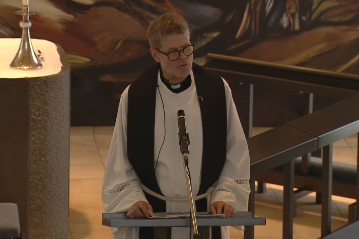 Davíð Þór Jónsson benti á að aðeins tveir úr fimm manna fjölskyldu væru nú eftir. Hann spurði stórra spurninga í minningarorðum sínum.