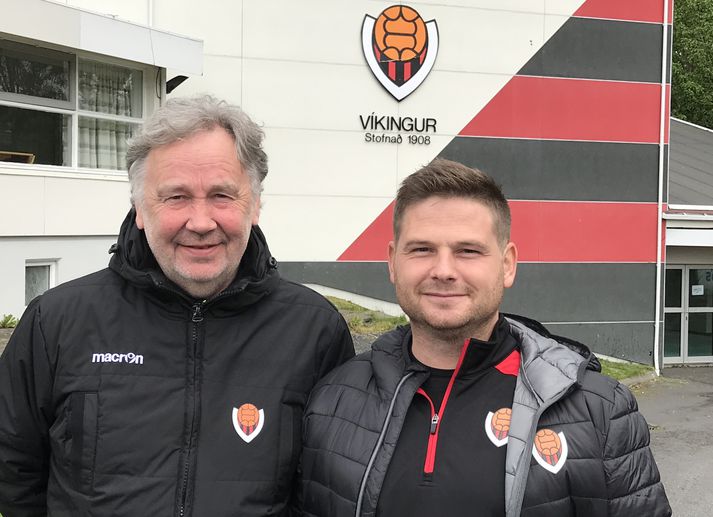 Logi Ólafsson og Bjarni Guðjónsson rauðir og svartir í Víkinni í dag.