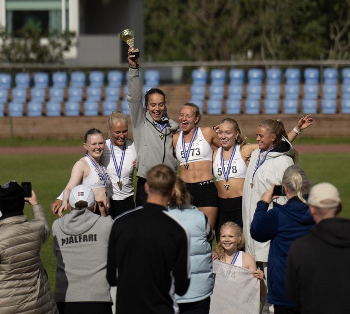 FH-ingar eiga titil að verja í bikarkeppninni en staðan er spennandi eftir fyrri daginn.