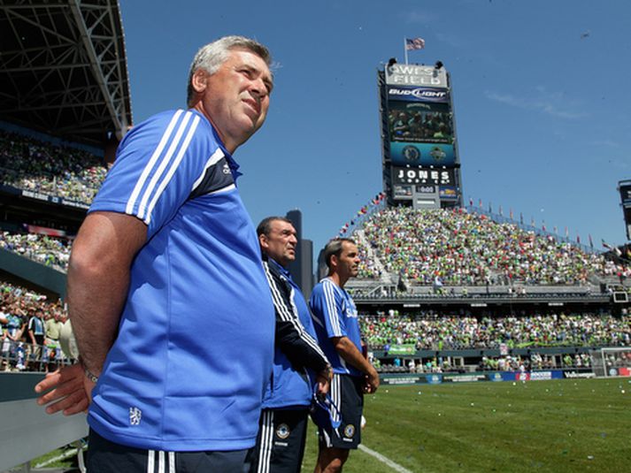 Carlo Ancelotti, fylgist með sínum mönnum í Chelsea í æfingaleik í Seattle í Bandaríkjunum í gær.
