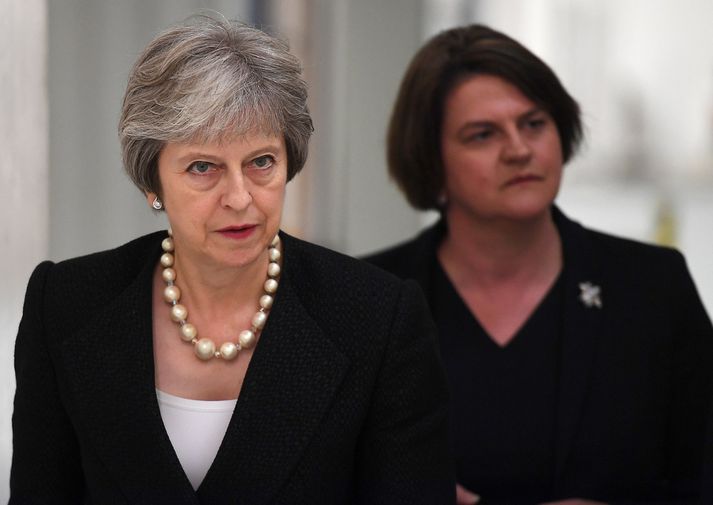 Theresa May, leiðtogi Íhaldsflokksins, og Arlene Foster, leiðtogi DUP. DUP ver nú minnihlutastjórn Íhaldsflokksins falli.