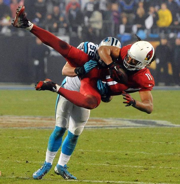 Larry Fitzgerald, leikmaður Arizona, fær hér flugferð um helgina.