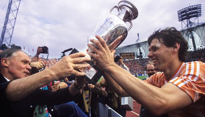 Marco Van Basten með Evrópubikarinn eftir sigur Hollendinga í úrslitaleiknum 1988.