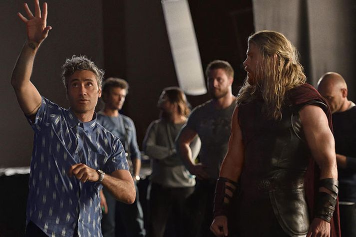 Hér sjást leikstjóri Thor: Ragnarok, Taika Waititi, og Chris Hemsworth á tökustað.