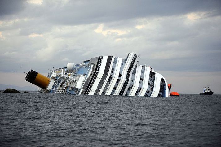Í kjölfar þess að skemmtiferðaskipið Costa Concordia sökk í Miðjarðarhafi í janúar á þessu ári vöruðu bresk yfirvöld fólk við siglingum með skemmtiferðaskipum í Norðurhöfum.