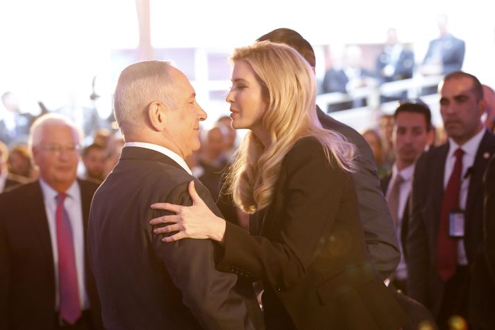 Ivanka Trump og Benjamin Netanyahu féllust í faðma í dag.