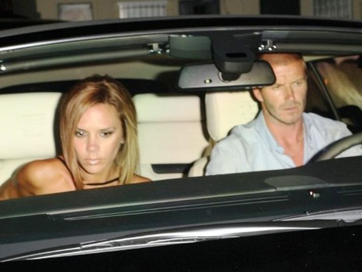 Beckham hjónin yfirgefa veitingahús í Los Angeles í fyrrakvöld.
