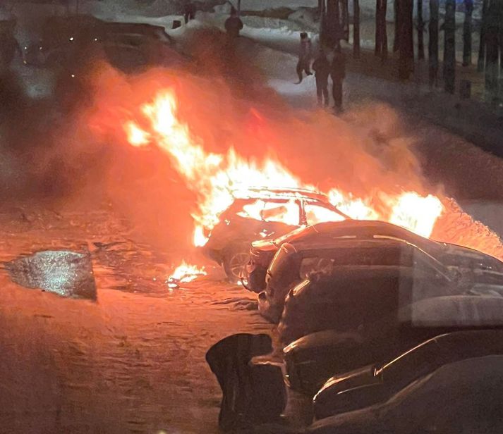 Slökkviliðsmenn náðu að slökkva eldinn áður en hann barst í önnur ökutæki.