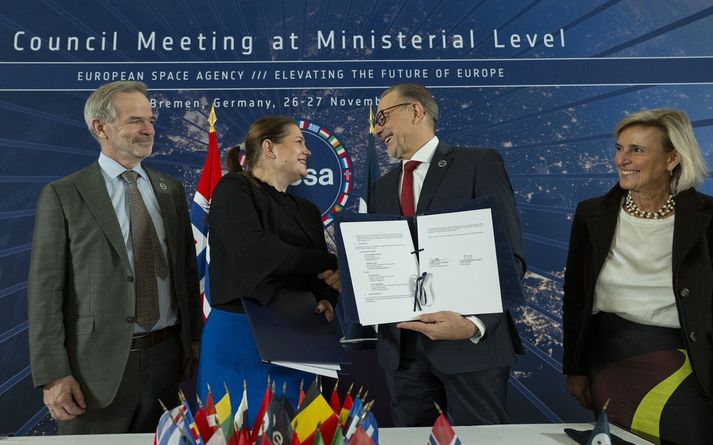 Cecilie Myrseth, viðskipta- og iðnaðarráðherra Noregs, tekur í höndina á Josef Aschbacher, yfirmanni Geimvísindastofnunar Evrópu. Á myndinni eru einnig þau Christian Hauglie-Hanssen, yfirmaður Geimvísindastofnunar Noregs, og Simonetta Cheli, frá ESA.