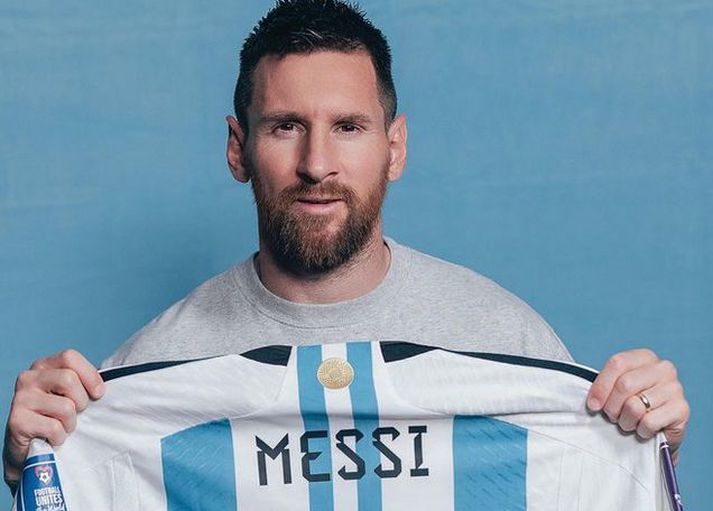 Lionel Messi með eina af treyjunum eftirsóttu.