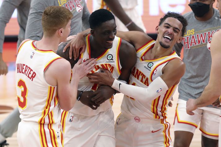 Tony Snell fagnað af liðsfélögum sínum eftir sigurkörfu hans í leik með Atlanta Hawks 2021