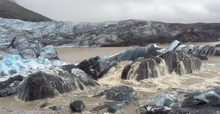 Stór hluti brotnaði frá Svínafellsjökli og kútveltist um.