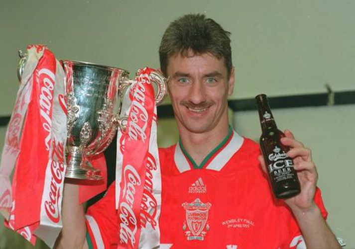 Ian Rush fagnar deildarbikarmeistaratitli Liverpool árið 1995.