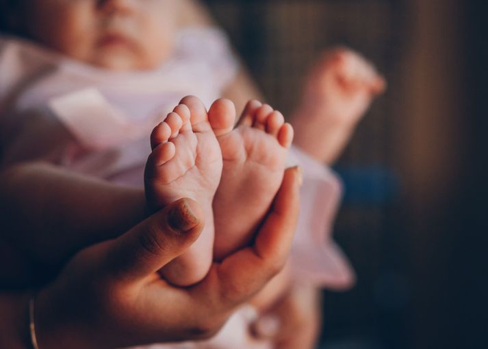 Stjórnvöld víða um heim hafa áhyggjur af fæðingartíðni en í nýrri skýrslu segir að aðgerðir til að takast á við lækkandi fæðingartíðni hafi oft öfug áhrif. 