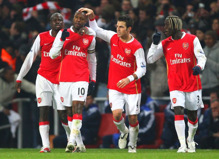 William Gallas kom Arsenal yfir í fyrri hálfleik. Hér fagnar hann marki sínu ásamt félögum sínum.