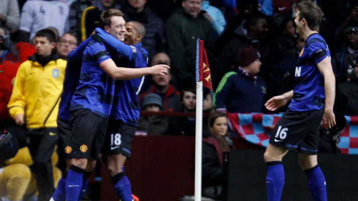 Phil Jones fagnar í kvöld.