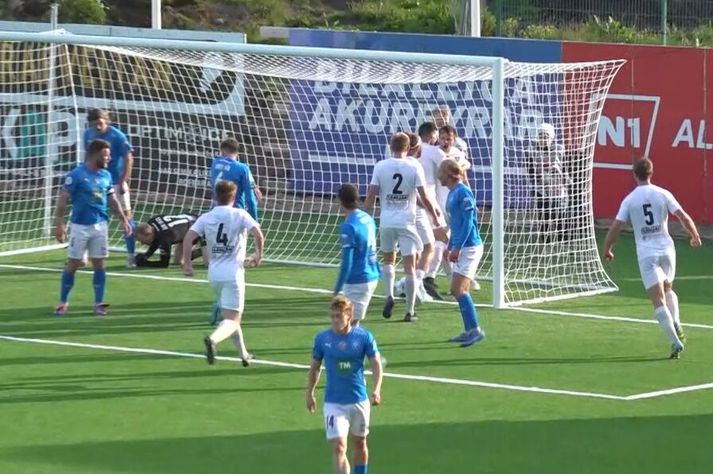 Eyjamenn fagna marki fyrirliðans Alex Freys Hilmarssonar.