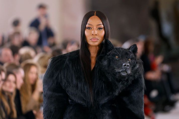 Naomi Campbell klæddist úlfajakka í janúar og fékk mikla gagnrýni fyrir gjörninginn. Nú er hún tveggja barna móðir.