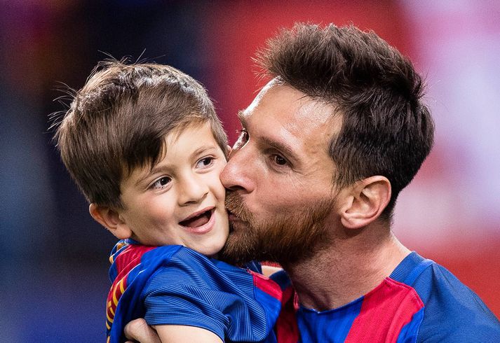 Messi með einum sona sinna, Thiago.