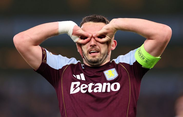 John McGinn fagnar marki sínu fyrir Aston Villa á Villa Park í kvöld.