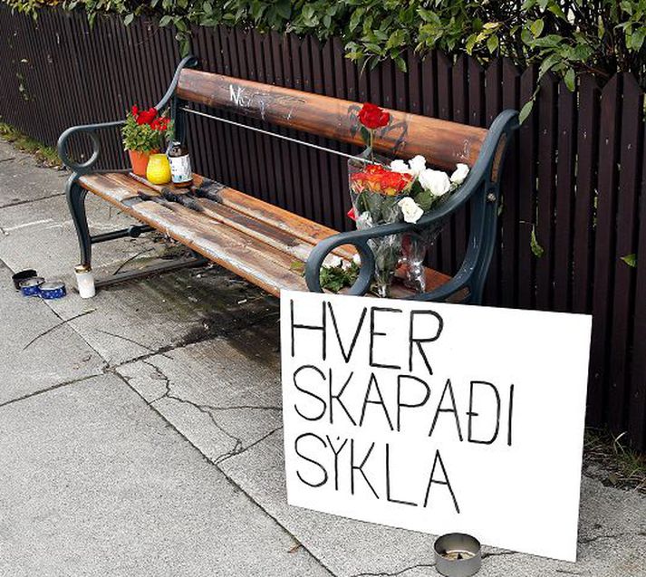 mótmælanda minnst Í gær höfðu margir minnst Helga Hóseassonar og mótmælastöðu hans á Langholtsvegi með táknrænum hætti, bæði í net- og kjötheimum. fréttablaðið/GVA