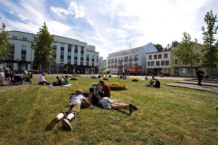 Akureyringar nutu þess að flatmaga í grasinu í fyrrasumar.