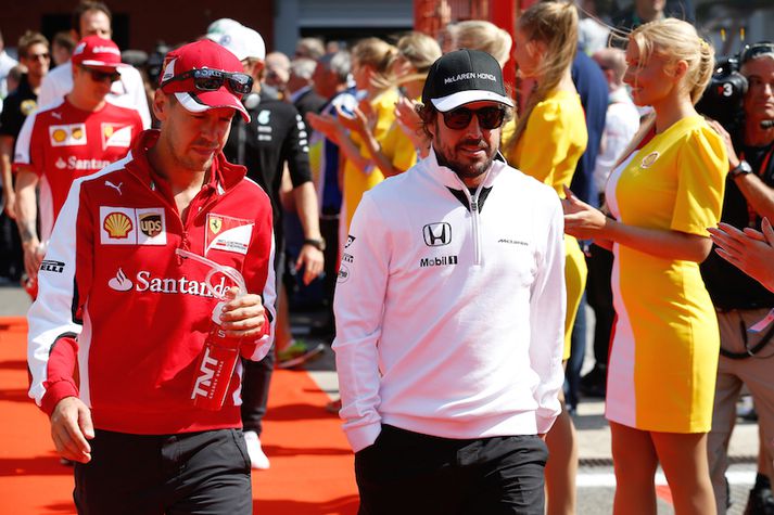 Sebastian Vettel og Fernando Alonso bera saman bækur sínar.