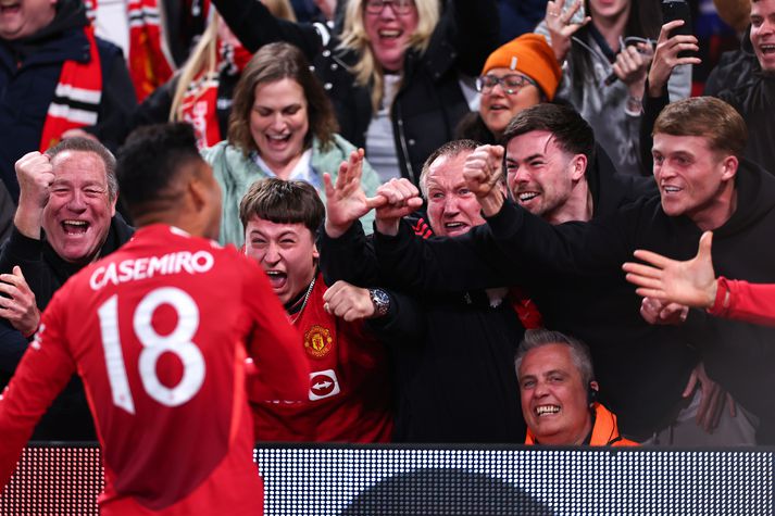 Þessir stuðningsmenn Manchester United héldu trúnni og sáu líka lið sitt snúa við slæmri stöðu í framlengingunni. Hér fagna þeir með liði sínu á Old Trafford í gær.
