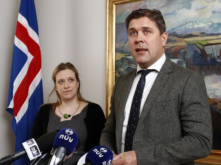 Fjármálaráðherra segir að tekist hafi að ná mildri lendingu í kjaramálum miðað við það sem stefndi í. Forsætisráðherra segir samningana setja nokkur þrýsting á verðbólgu.