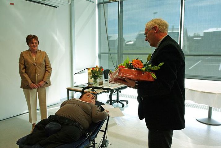 Viðurkenning Jón Torfi Jónsson afhenti Freyju Haraldsdóttur viðurkenningu og bókagjöf.