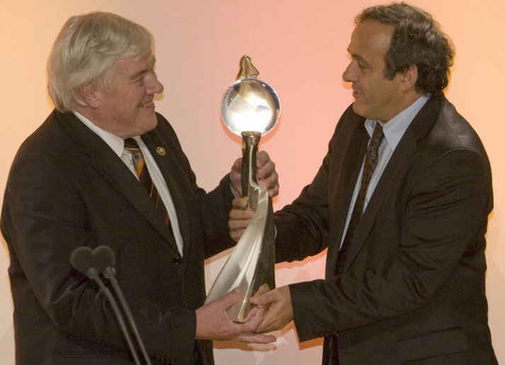 Michel Platini, forseti UEFA, afhendir gestgjöfum Finna bikarinn.