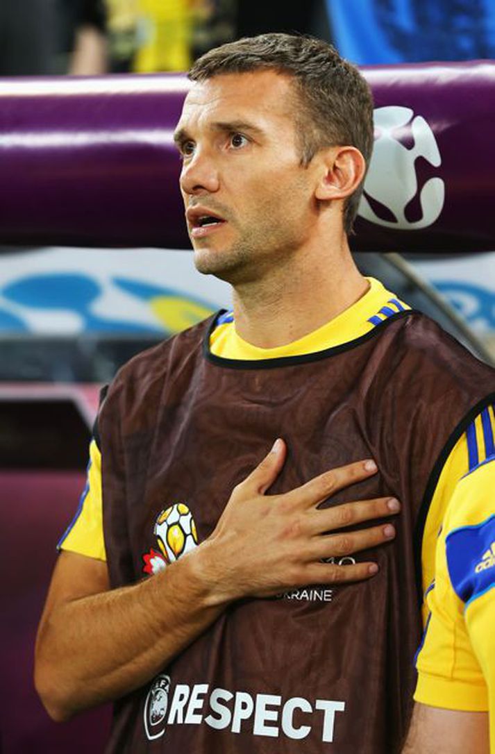 Shevchenko söng þjóðsönginn ásamt löndum sínum fyrir leikinn gegn Englandi í kvöld.