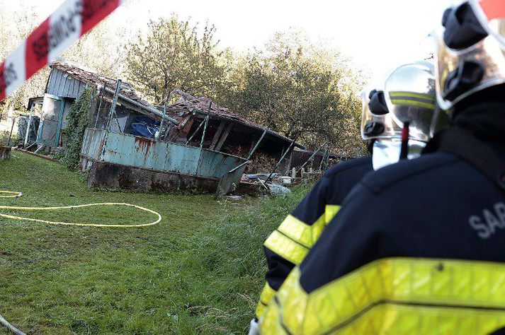 Þyrlan hrapaði í garði skammt frá flugvellinum í franska bænum Montbeliard.