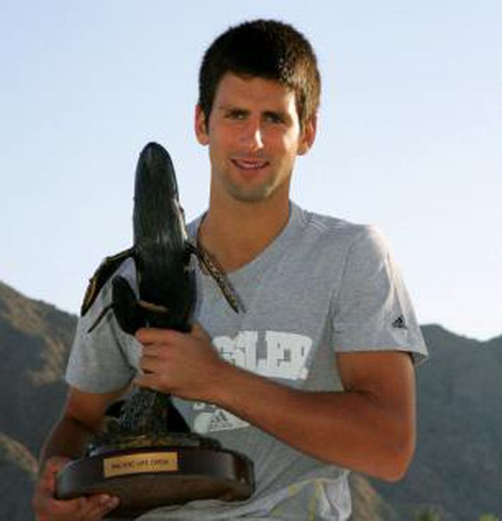 Djokovic kátur með sigurverðlaunin í gær. Mynd/NordicPhotos Getty Images