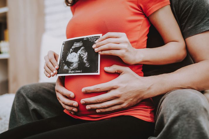 Z kynslóðin er byrjuð að breyta svo mörgu í atvinnulífinu. Því nú fjölgar í þeim hópi Z-kynslóðarfólks sem er að eignast börn. Og sem foreldrar hugsa þau allt öðruvísi um hlutverkið sitt og vinnuna en eldri kynslóðir hafa gert til þessa.