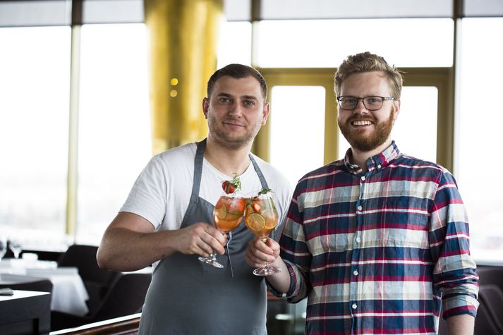 Denis kokkur og Axel vínþjónn glaðbeittir á Grillinu. 