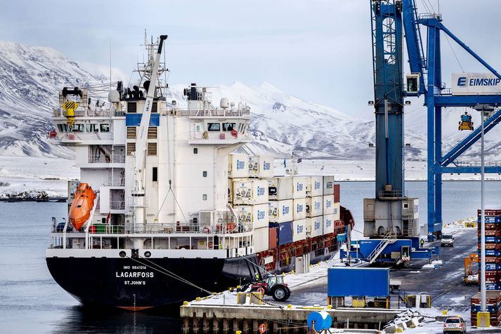 Verkfall vélstjóra og skipstjórnarmanna hjá skipafélögunum hófst á miðnætti en var frestað klukkan þrjú í nótt þegar kjarasamningar voru undirritaðir.